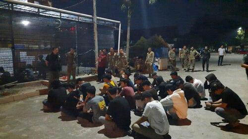 Puluhan orang terjaring dalam razia pekat di tenda ceper sekitar Jalan Naga Sakti, Kota Pekanbaru yang berlangsung hingga Rabu (12/2/2025) dinihari. (Foto: Tribun Pekanbaru)